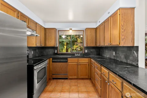 $945,000 | 10113 Northeast 144th Court, Kirkland, WA 98034