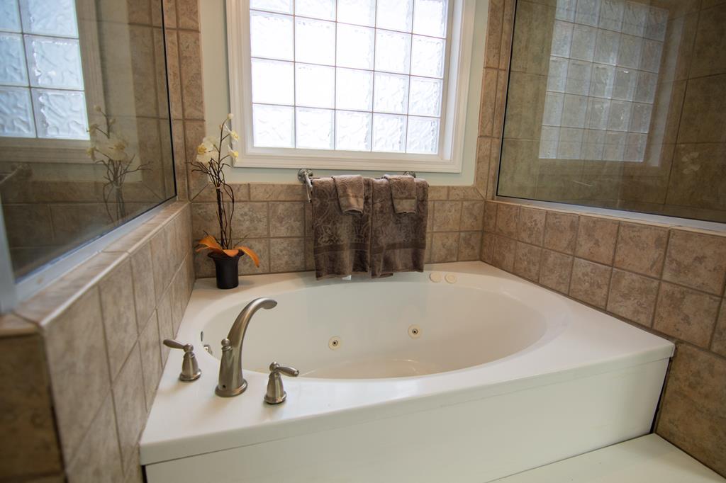 60 Roseanne Loop Hamilton, GA 31811 - Photo 29 of 54 a bathroom with bathtub and window