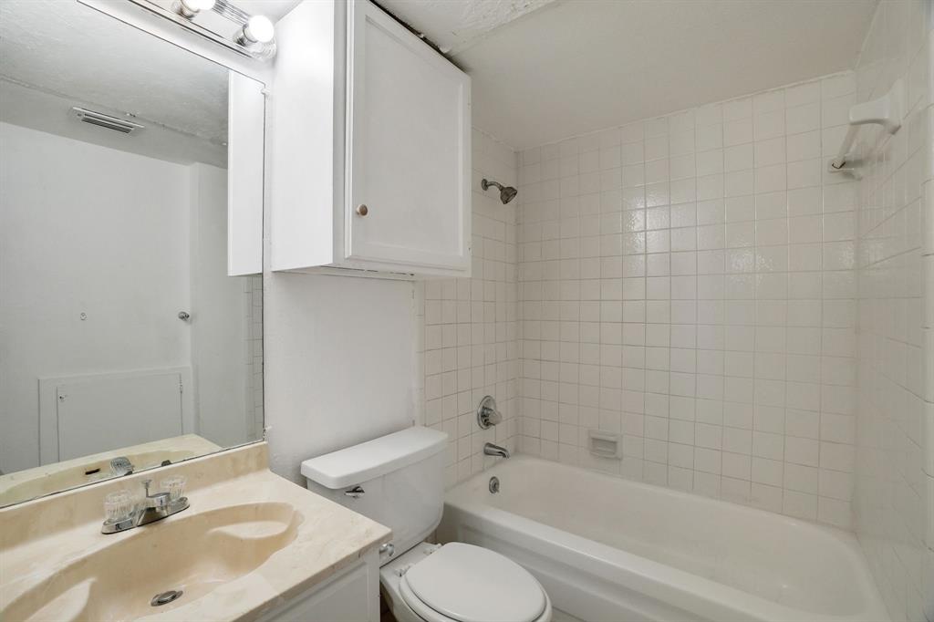 9821 Walnut Street, Unit 204 Dallas, TX 75243 - Photo 23 of 32 a bathroom with a sink toilet and bathtub