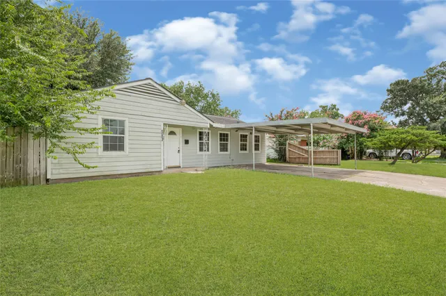 a view of a house with a backyard