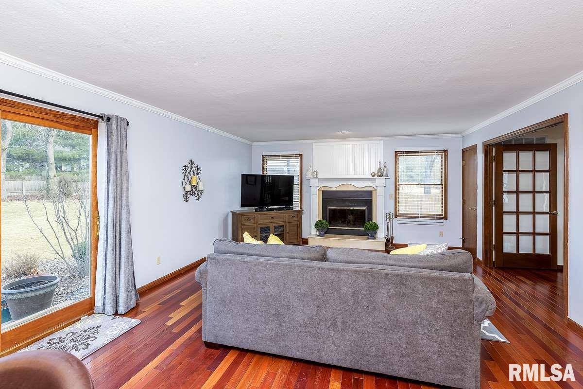 2298 Wynnewood Road Bettendorf, IA 52722 - Photo 8 of 24 Gallery Image 8