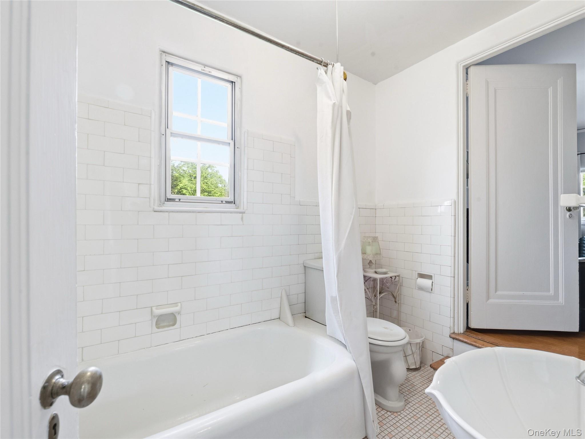 89 Bayview Avenue Great Neck, NY 11021 - Photo 22 of 38 Full Bath
