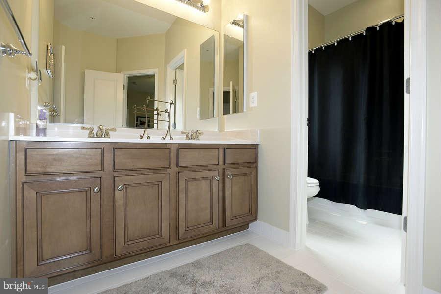13233 Moonlight Trail Drive Silver Spring, MD 20906 - Photo 18 of 29 Jack-&-Jill Bath