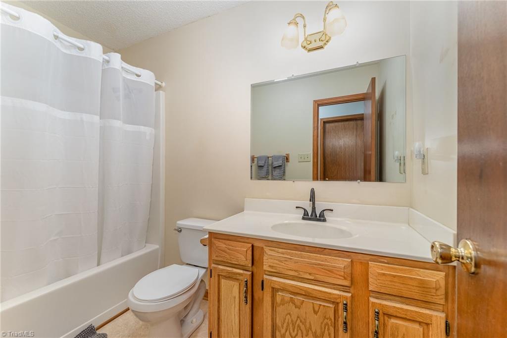 587 Lee Road Thomasville, NC 27360 - Photo 15 of 24 Hall bath with tub/shower combo.