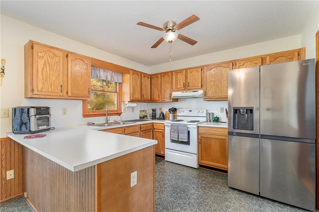 587 Lee Road Thomasville, NC 27360 - Photo 7 of 24 Kitchen with maple cabinetry and breakfast bar.