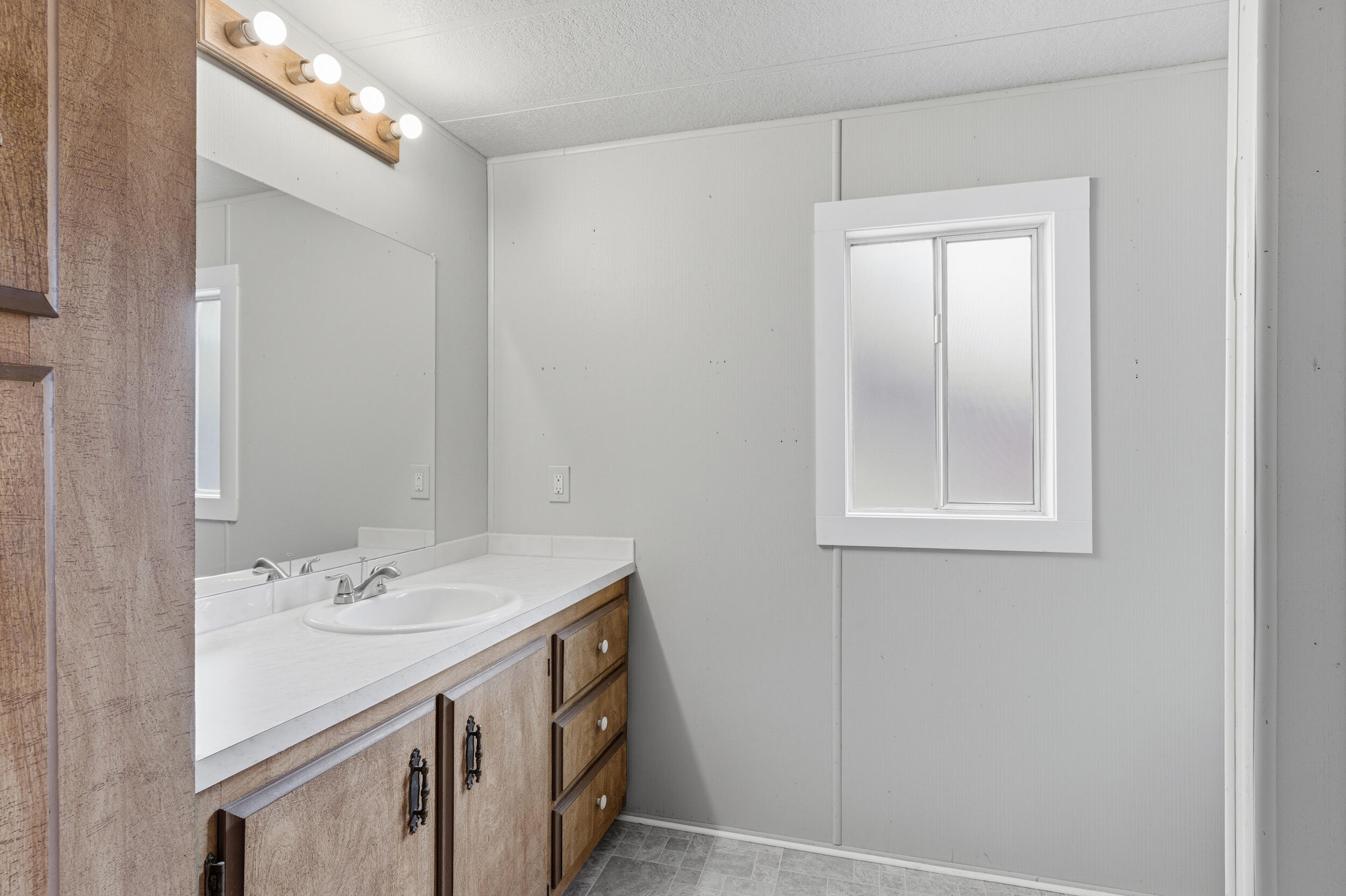 7240 Howard Road La Pine, OR 97739 - Photo 22 of 42 Primary Bath