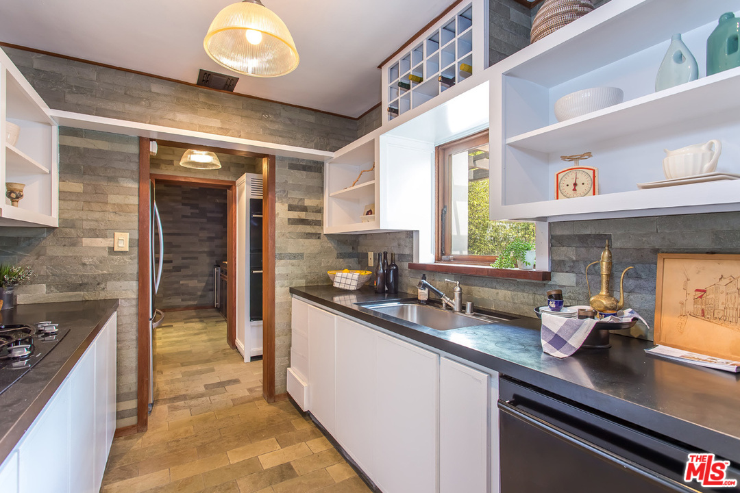 8427 Ridpath Drive Los Angeles, CA 90046 - Photo 4 of 27