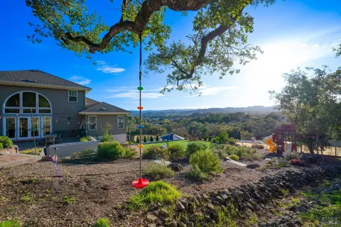 $2,995,000 | 235 Clear Ridge Drive, Healdsburg, CA 95448