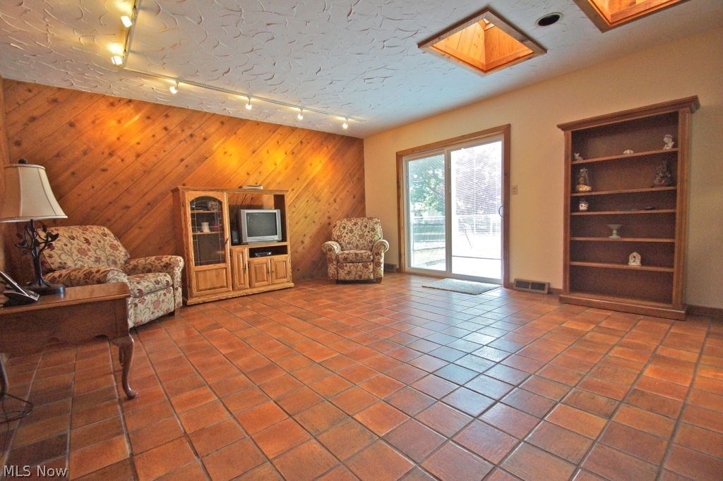 6369 Fairhaven Road Cleveland, OH 44124 - Photo 9 of 26