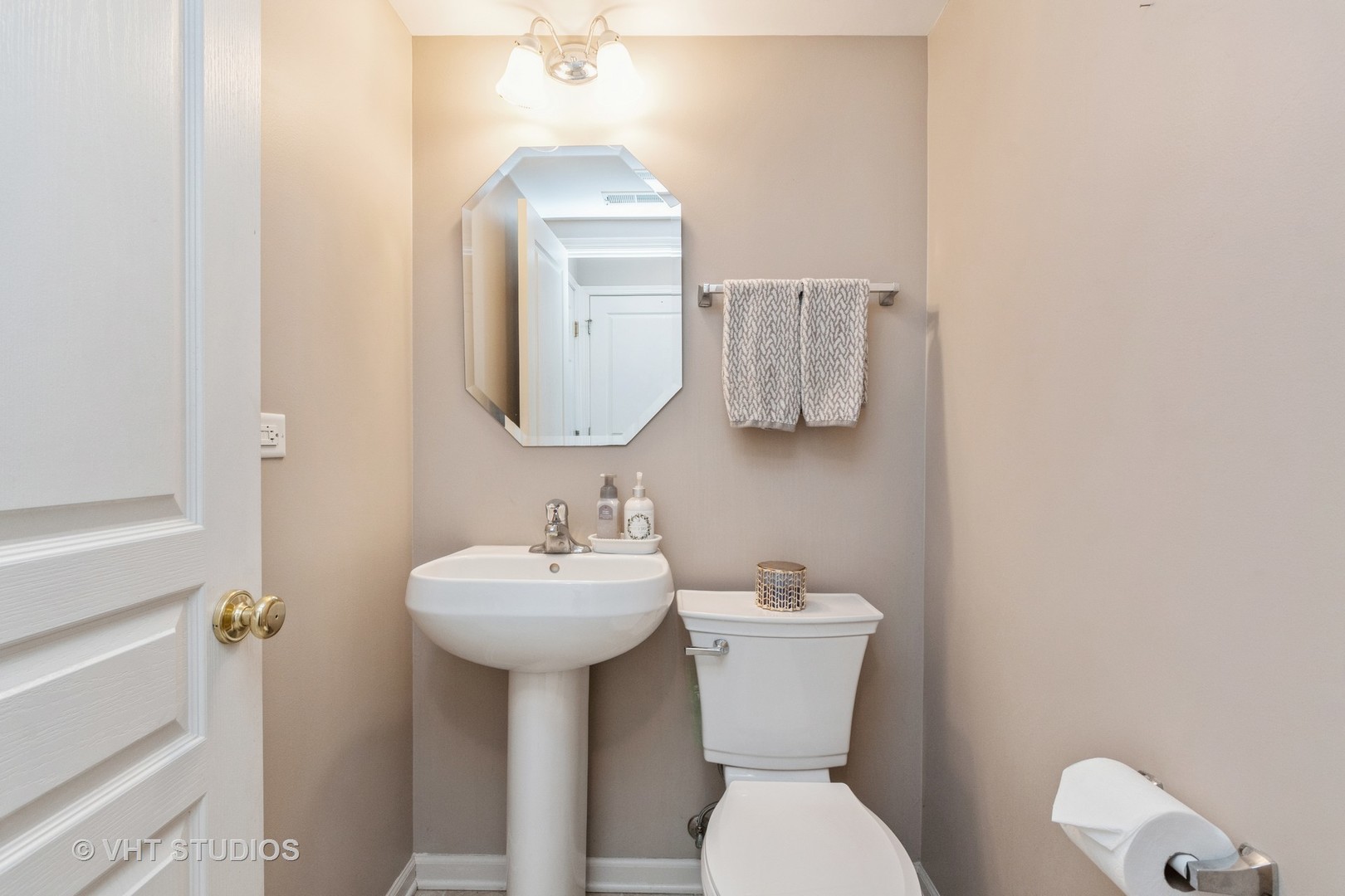 15320 Pinewood Road Lockport, IL 60441 - Photo 20 of 22 a bathroom with a toilet sink and mirror