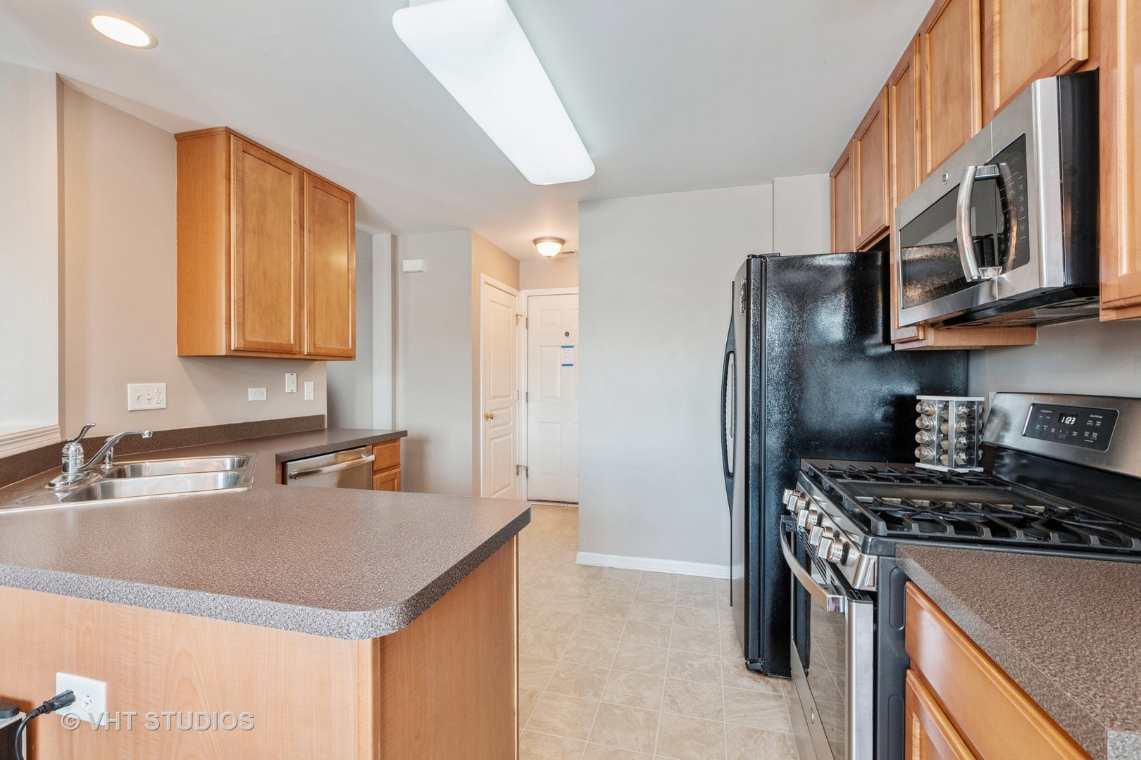 15320 Pinewood Road Lockport, IL 60441 - Photo 8 of 22 a kitchen with stainless steel appliances granite countertop a sink stove and refrigerator