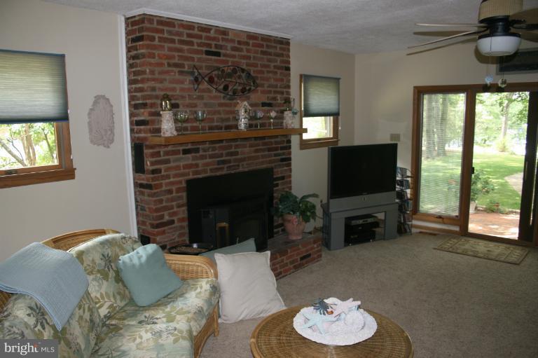 340 Somerset Road Pasadena, MD 21122 - Photo 14 of 30 Living Room