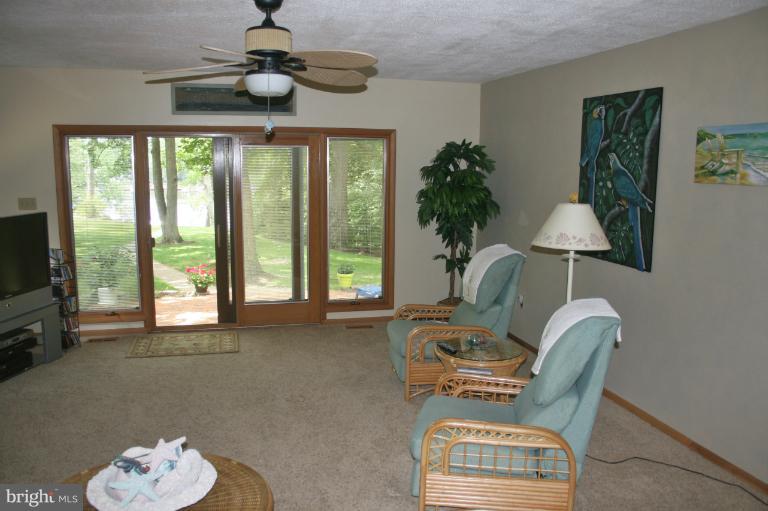 340 Somerset Road Pasadena, MD 21122 - Photo 15 of 30 Living Room