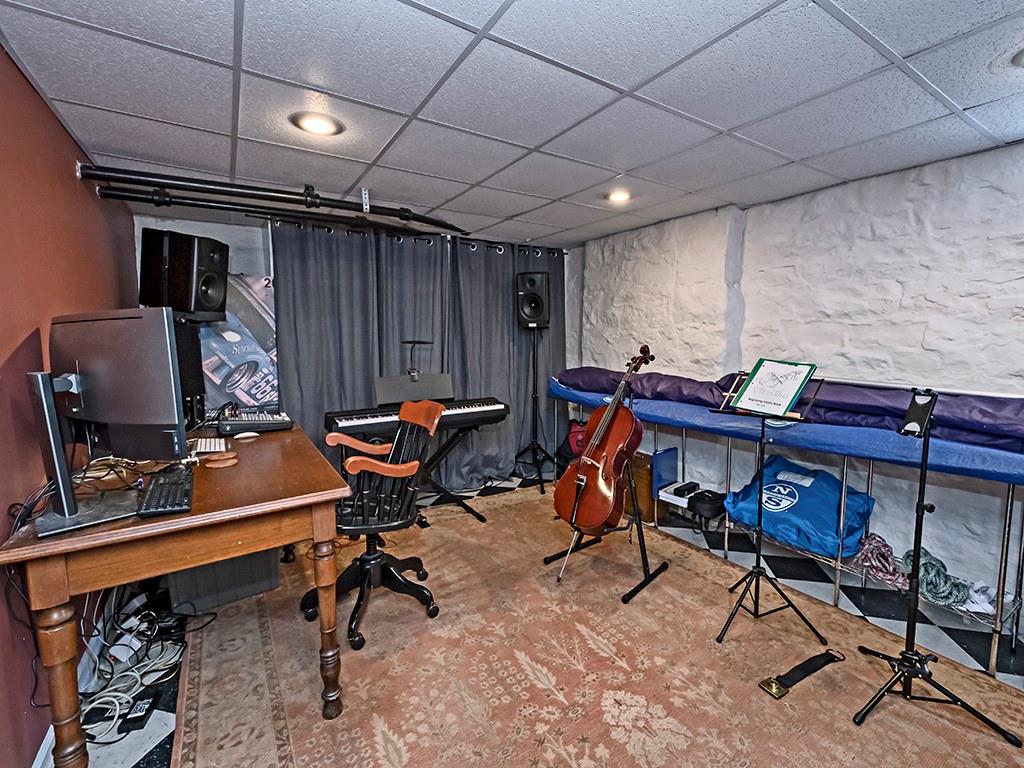 606 Bower Hill Road Pittsburgh, PA 15243 - Photo 16 of 24 a room with furniture