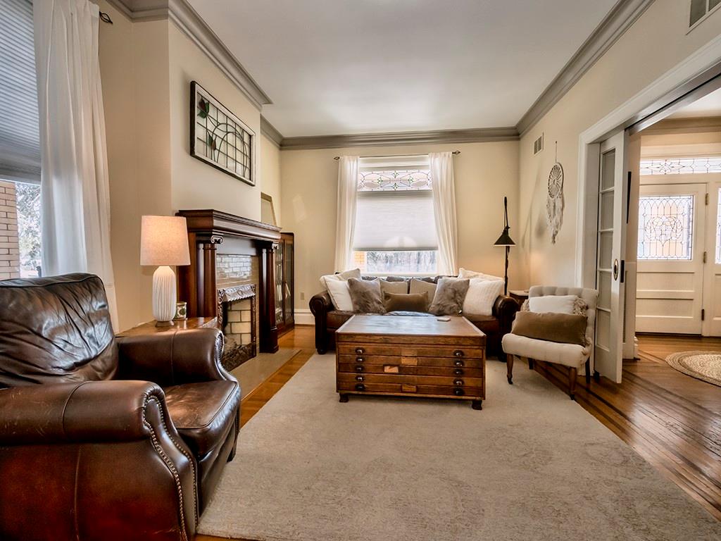 606 Bower Hill Road Pittsburgh, PA 15243 - Photo 4 of 24 a living room with furniture and a window