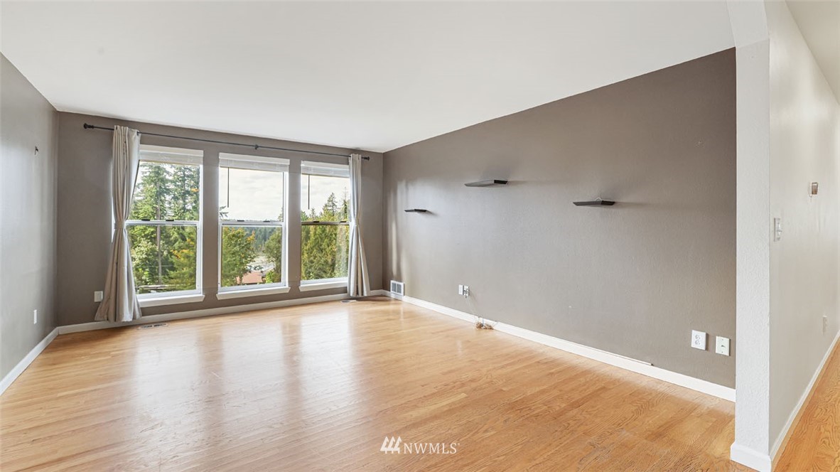 18636 East Spring Lake Drive Southeast Renton, WA 98058 - Photo 4 of 31 Gallery Image 4