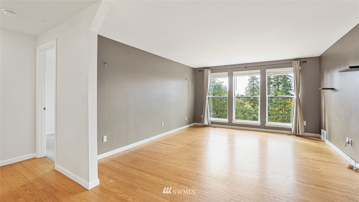 18636 East Spring Lake Drive Southeast Renton, WA 98058 - Photo 5 of 31 Gallery Image 5