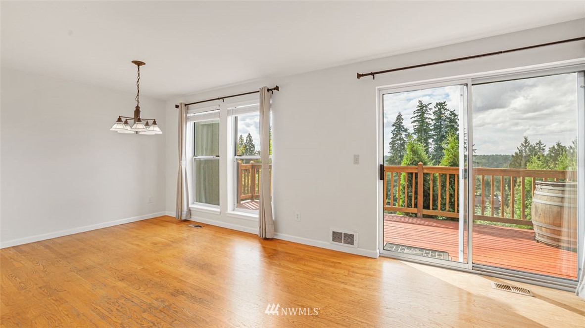 18636 East Spring Lake Drive Southeast Renton, WA 98058 - Photo 9 of 31 Gallery Image 9