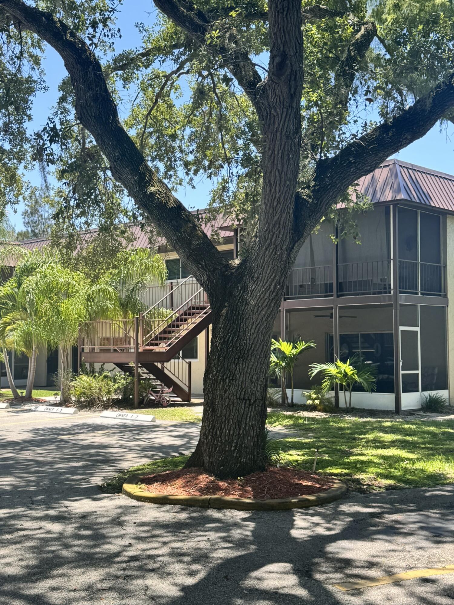 3124 Highway 441, Unit J1 Okeechobee, FL 34974 - Photo 39 of 40 a backyard of a house with lots of green space
