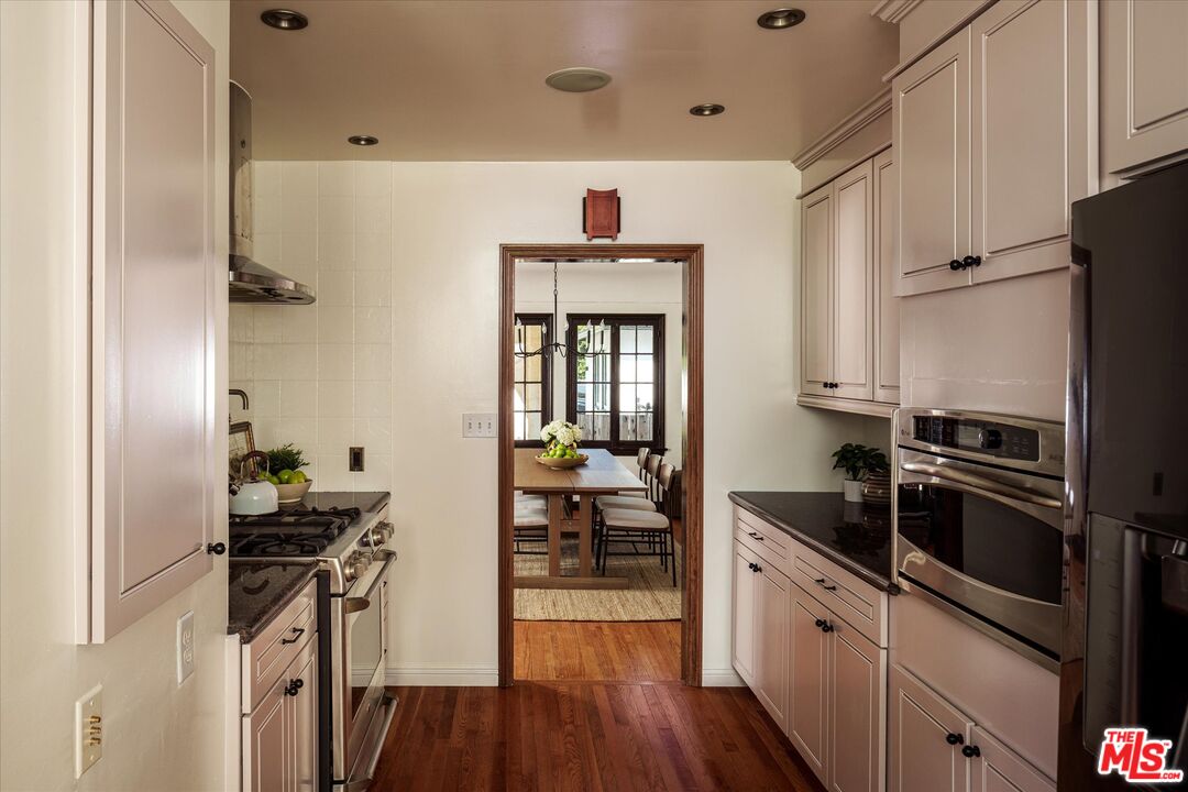 2064 Ames Street Los Angeles, CA 90027 - Photo 16 of 49