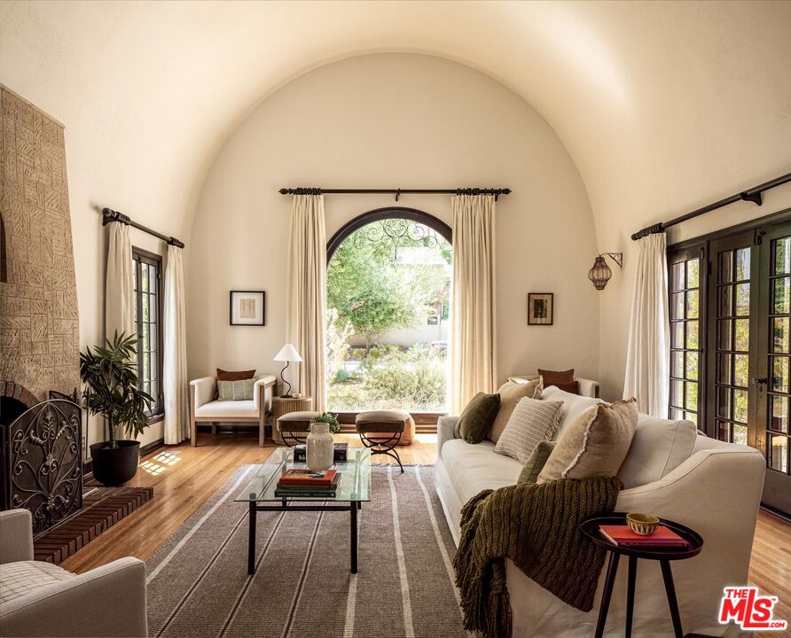 2064 Ames Street Los Angeles, CA 90027 - Photo 4 of 49