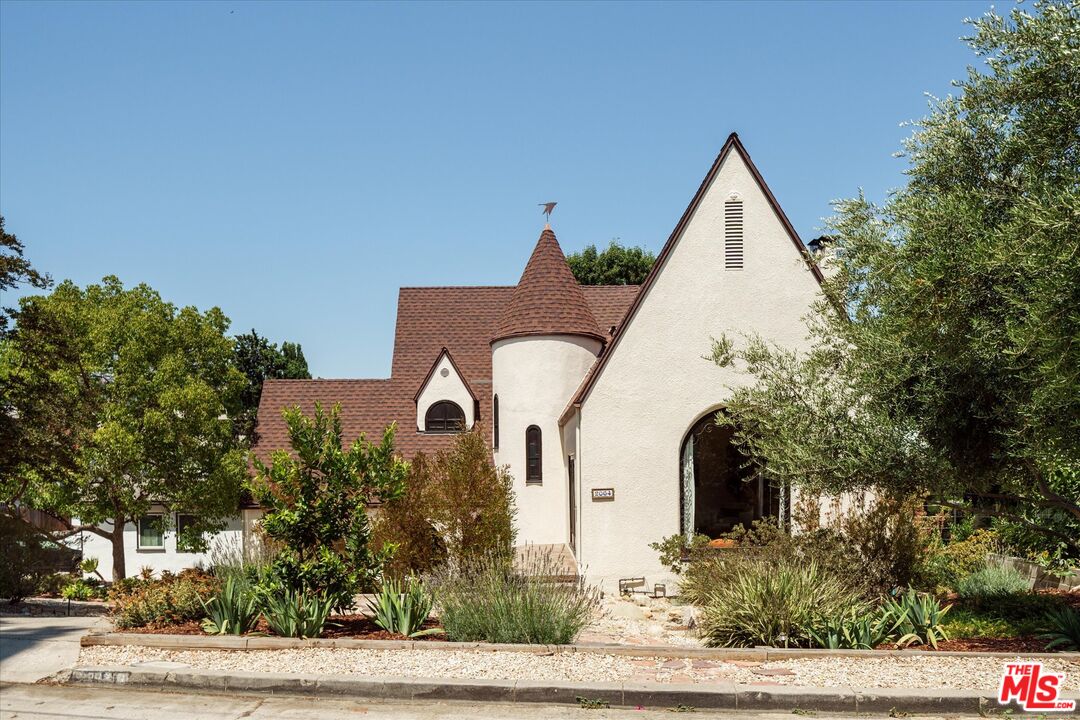 2064 Ames Street Los Angeles, CA 90027 - Photo 6 of 49