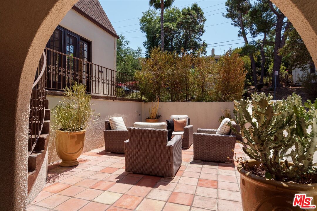 2064 Ames Street Los Angeles, CA 90027 - Photo 9 of 49