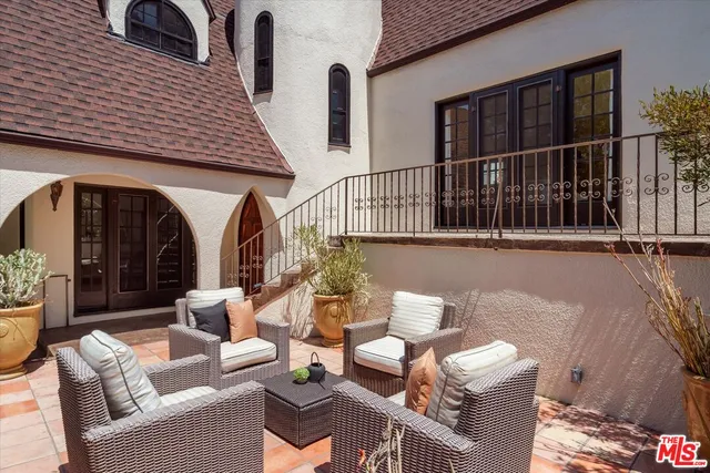 $2,399,000 | 2064 Ames Street, Los Angeles, CA 90027