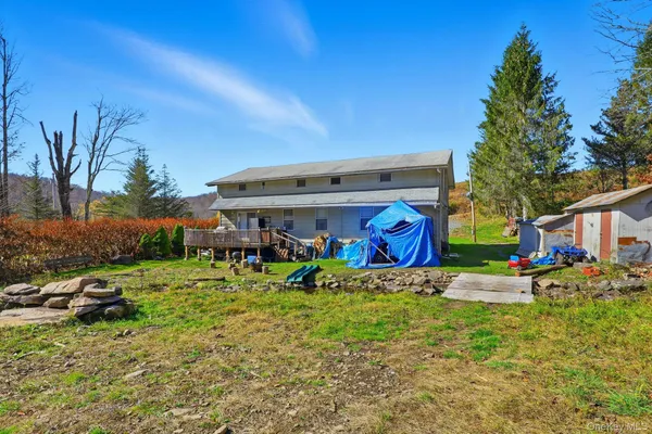 a view of a house with a yard