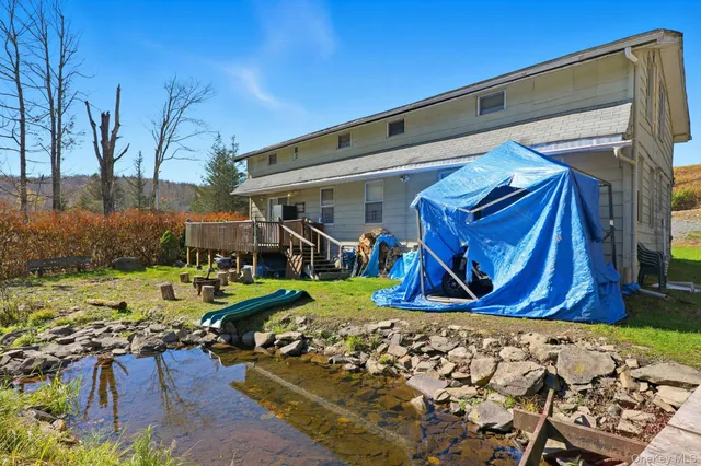 a view of an outdoor space