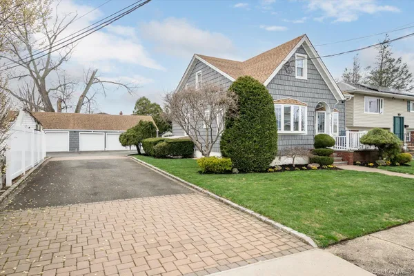 $849,000 | 966 Tyrus Court, Merrick, NY 11566