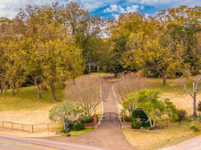 $1,250,000 | 8000 Austin Road, Lake Cormorant, MS 38641