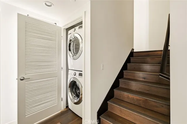 a view of entryway with washer and dryer