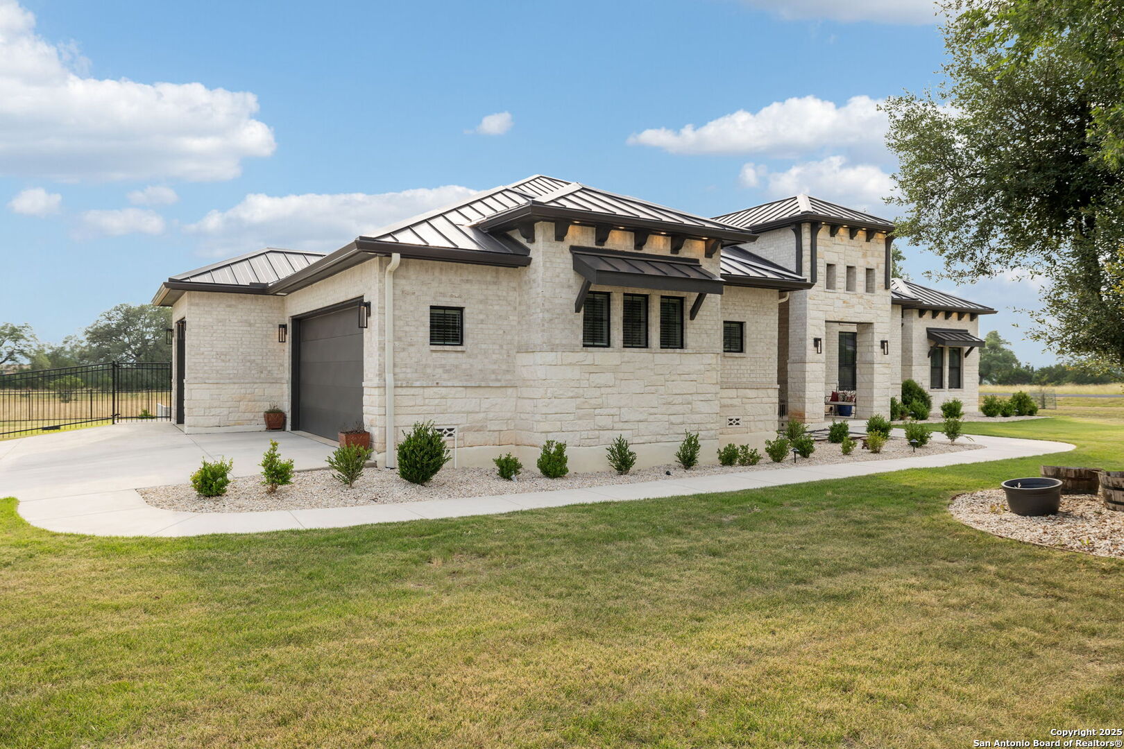 406 Arthur Court Spring Branch, TX 78070 - Photo 3 of 44