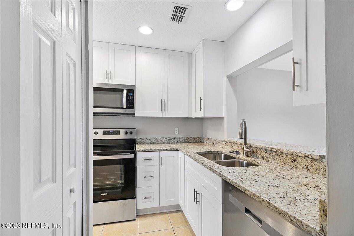 3801 Crown Point Road, Unit 1042 Jacksonville, FL 32257 - Photo 3 of 19 05-Kitchen