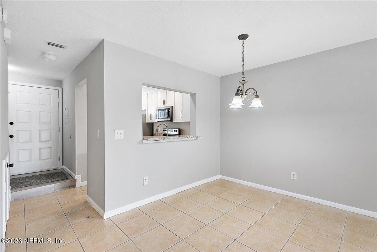 3801 Crown Point Road, Unit 1042 Jacksonville, FL 32257 - Photo 5 of 19 07-Dining Room