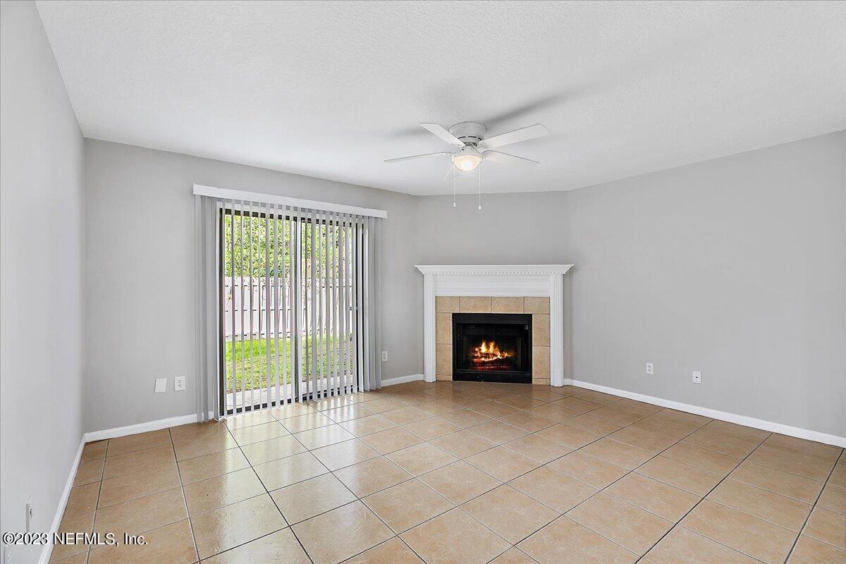3801 Crown Point Road, Unit 1042 Jacksonville, FL 32257 - Photo 6 of 19 08-Living Room