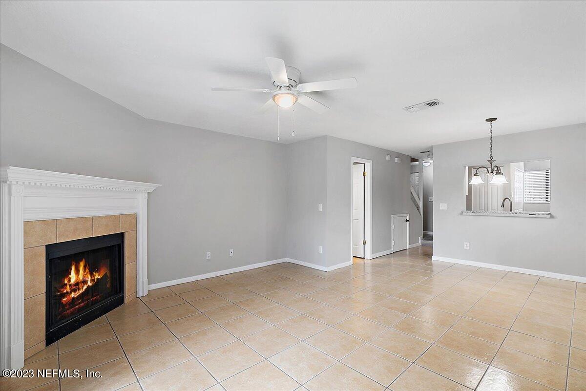 3801 Crown Point Road, Unit 1042 Jacksonville, FL 32257 - Photo 7 of 19 09-Living Room
