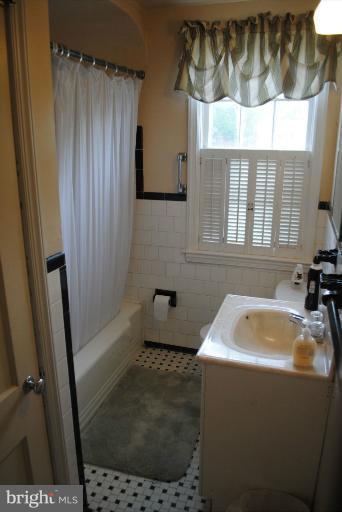 4910 Lindsay Road Baltimore, MD 21229 - Photo 14 of 26 Bath