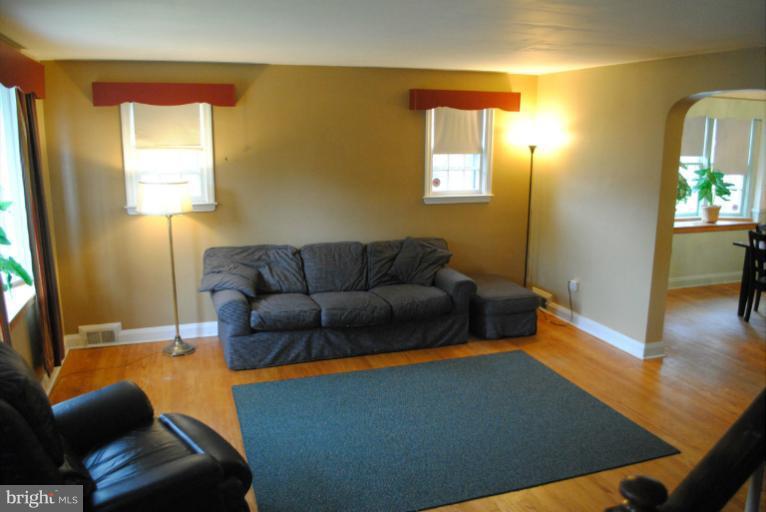 4910 Lindsay Road Baltimore, MD 21229 - Photo 21 of 26 Living Room