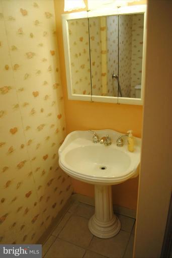 4910 Lindsay Road Baltimore, MD 21229 - Photo 6 of 26 Bath