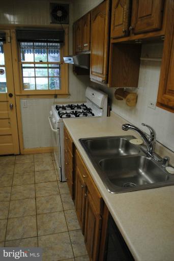 4910 Lindsay Road Baltimore, MD 21229 - Photo 10 of 26 Kitchen