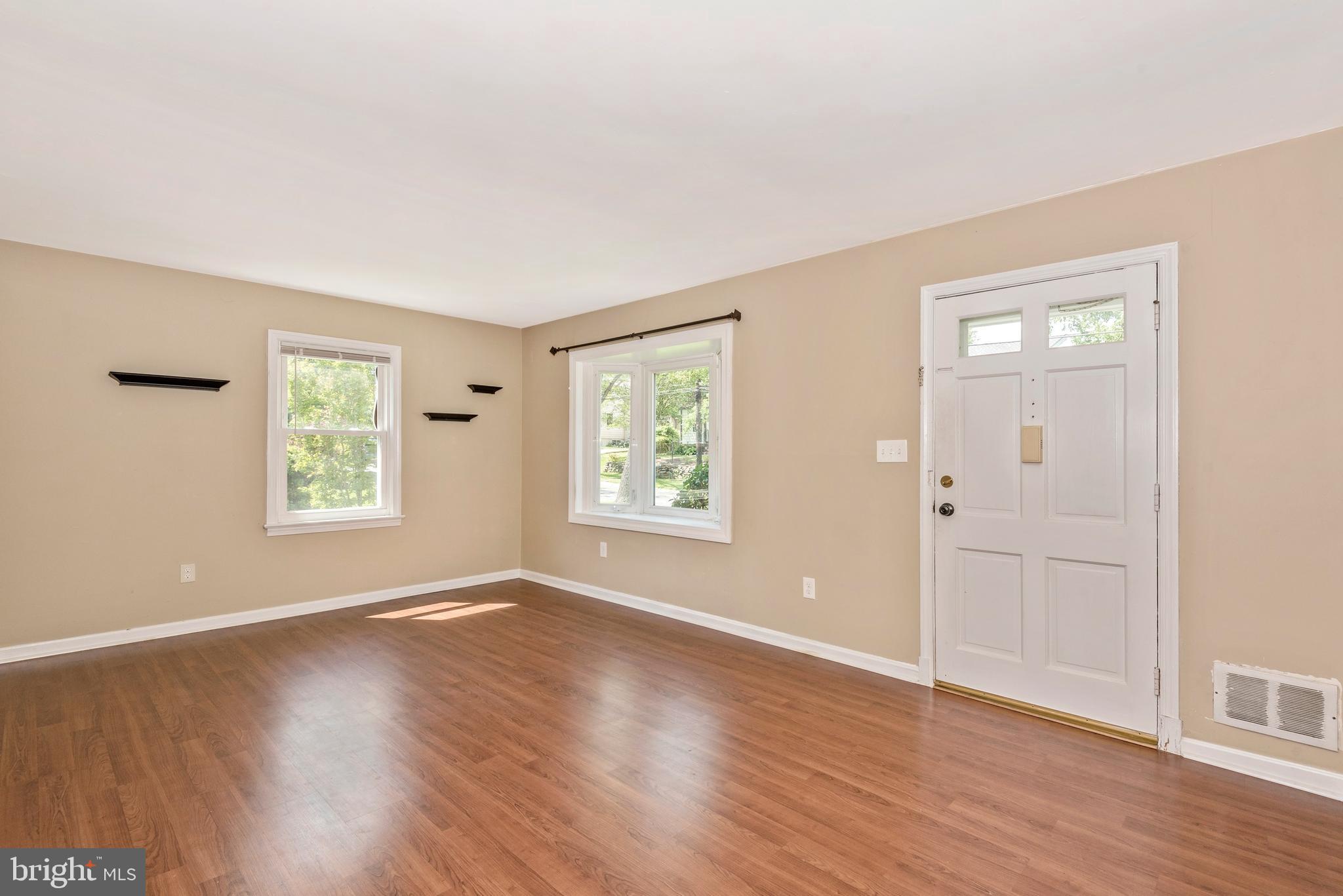 1511 Moffet Road Silver Spring, MD 20903 - Photo 5 of 59 Living Room