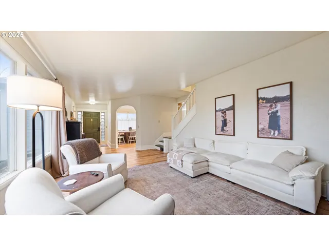 a black and white photo of a living room