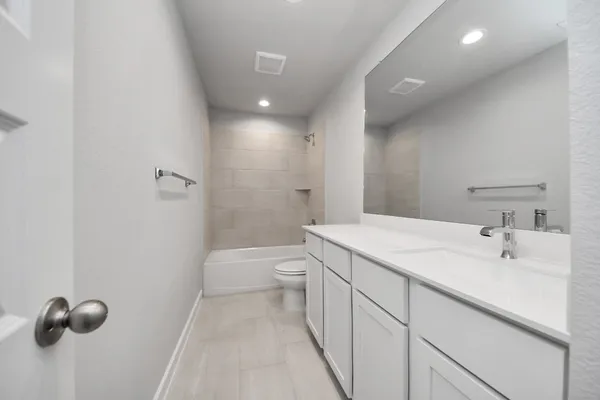 an empty room with closet and ceiling fan