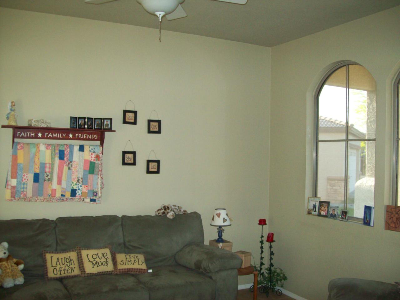 1551 West Apollo Road Phoenix, AZ 85041 - Photo 5 of 11 living room
