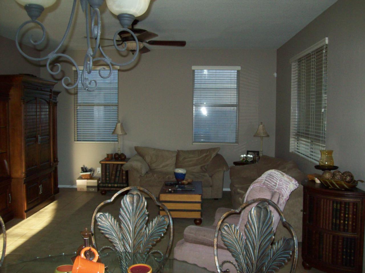 1551 West Apollo Road Phoenix, AZ 85041 - Photo 8 of 11 family /great room