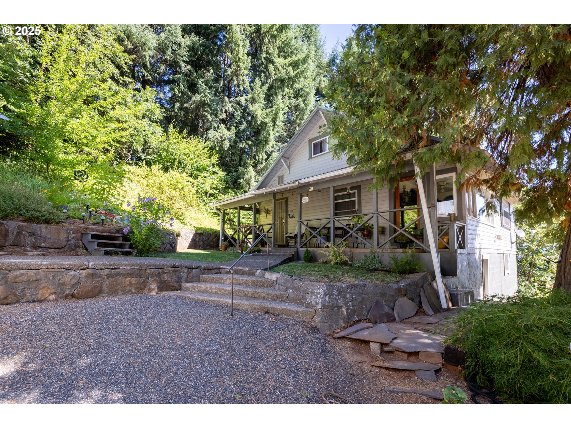 2442 Kingsley Road Hood River, OR 97031 - Photo 3 of 38