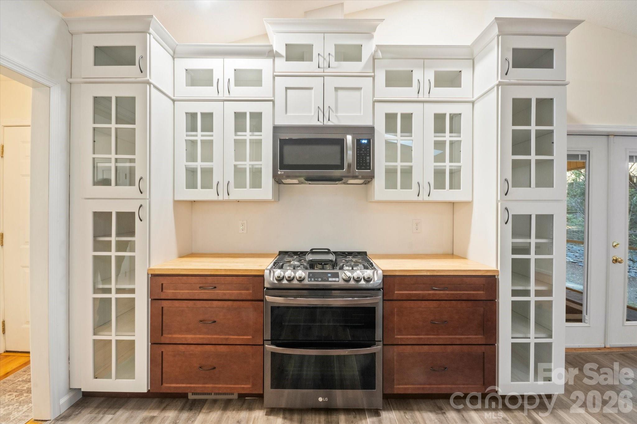 207 Allen Paul Road Hendersonville, NC 28791 - Photo 3 of 28 a kitchen with a stove and a cabinet
