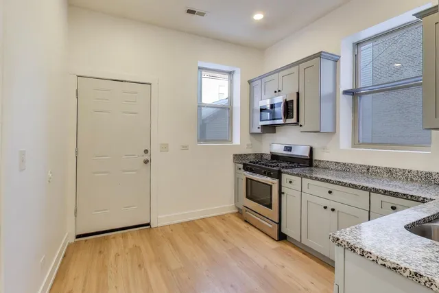 $1,350 | 1908 West 48th Street, Unit 1R, Chicago, IL 60609